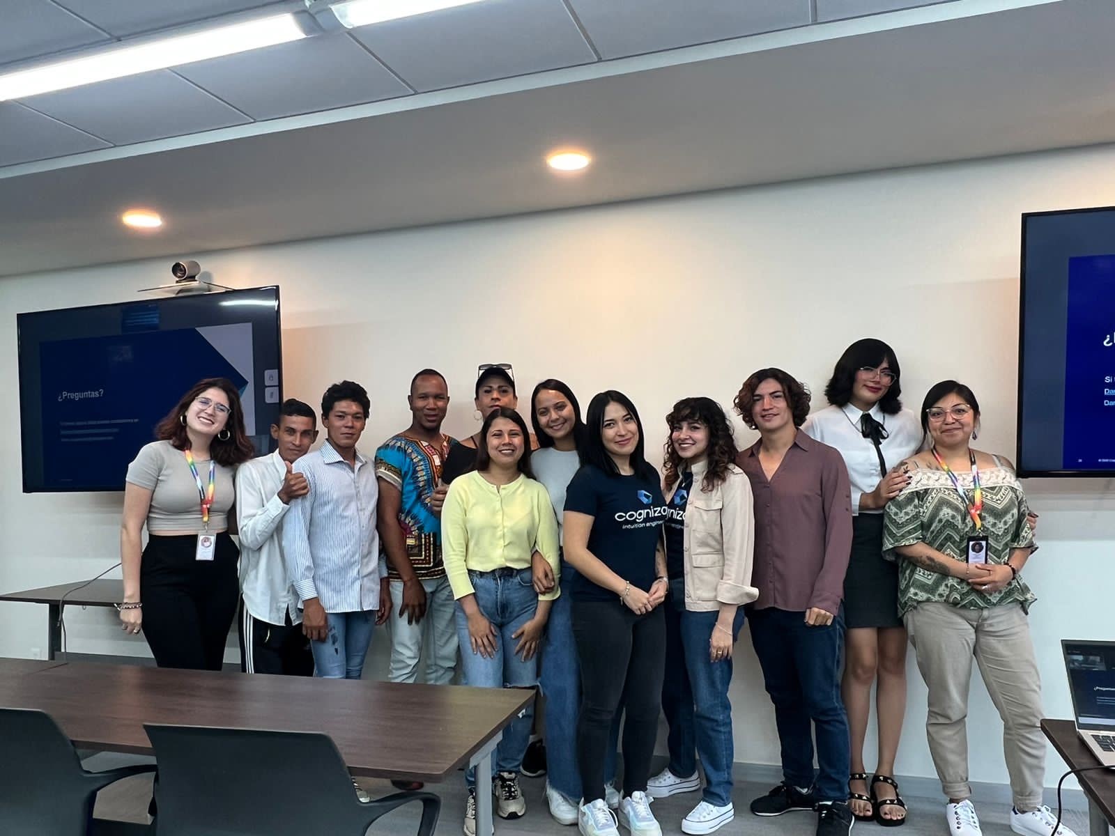 Un grupo de personas posando para una foto