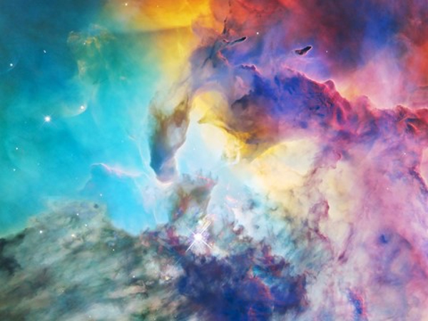 des nuages colorés et des étoiles dans l’espace
