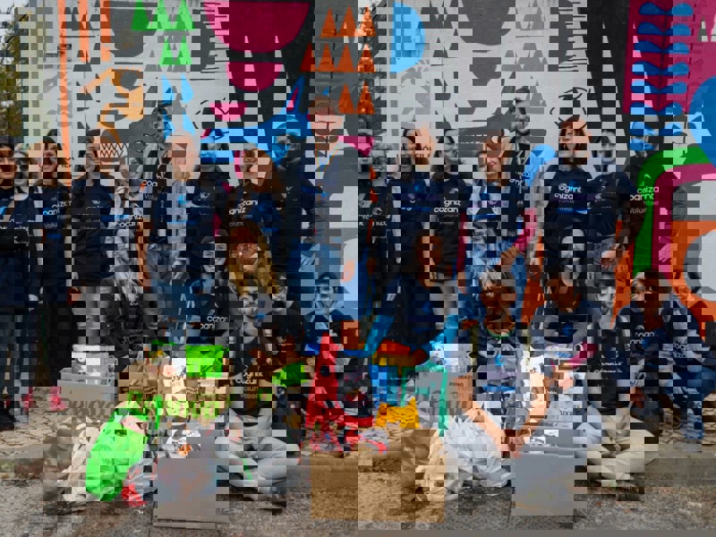 Een groep mensen poseren voor een foto