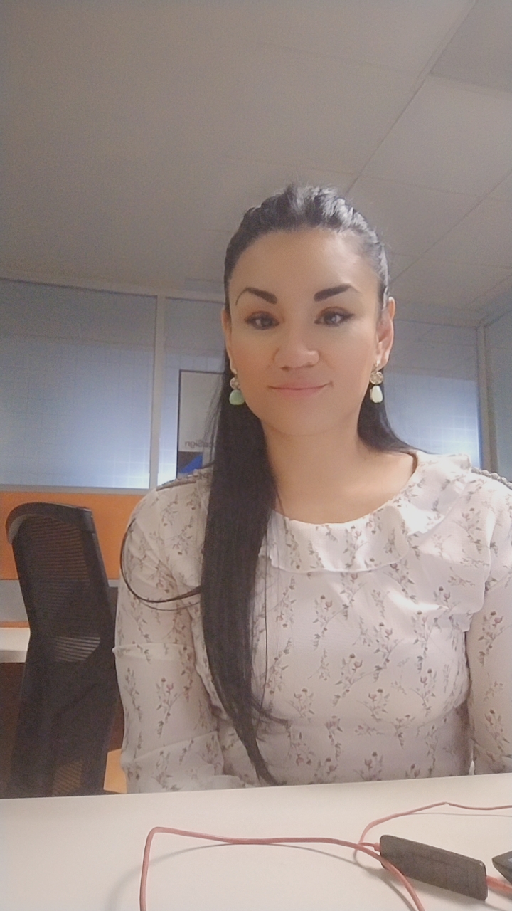 una persona con el pelo largo y pendientes