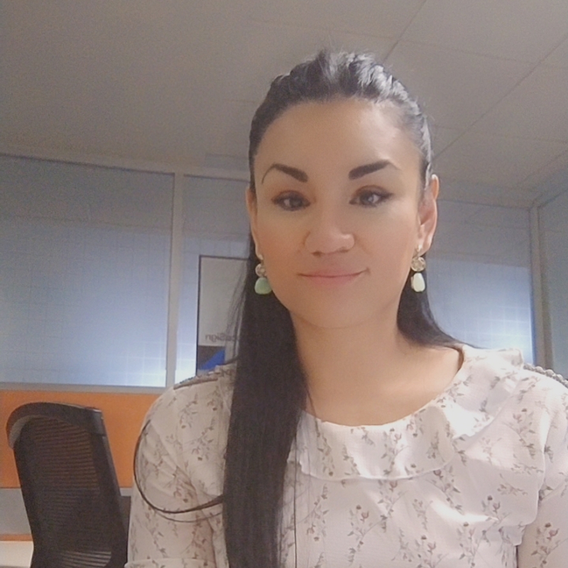 una persona con el pelo largo y pendientes