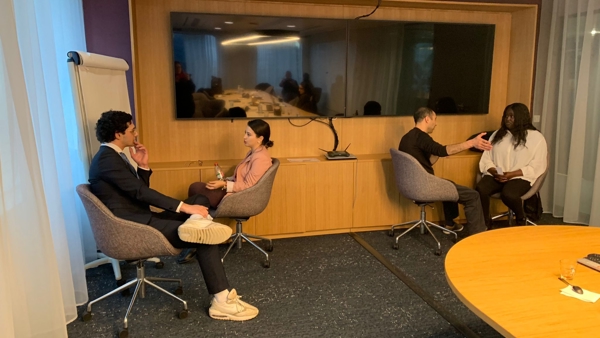un groupe de personnes assises sur des chaises