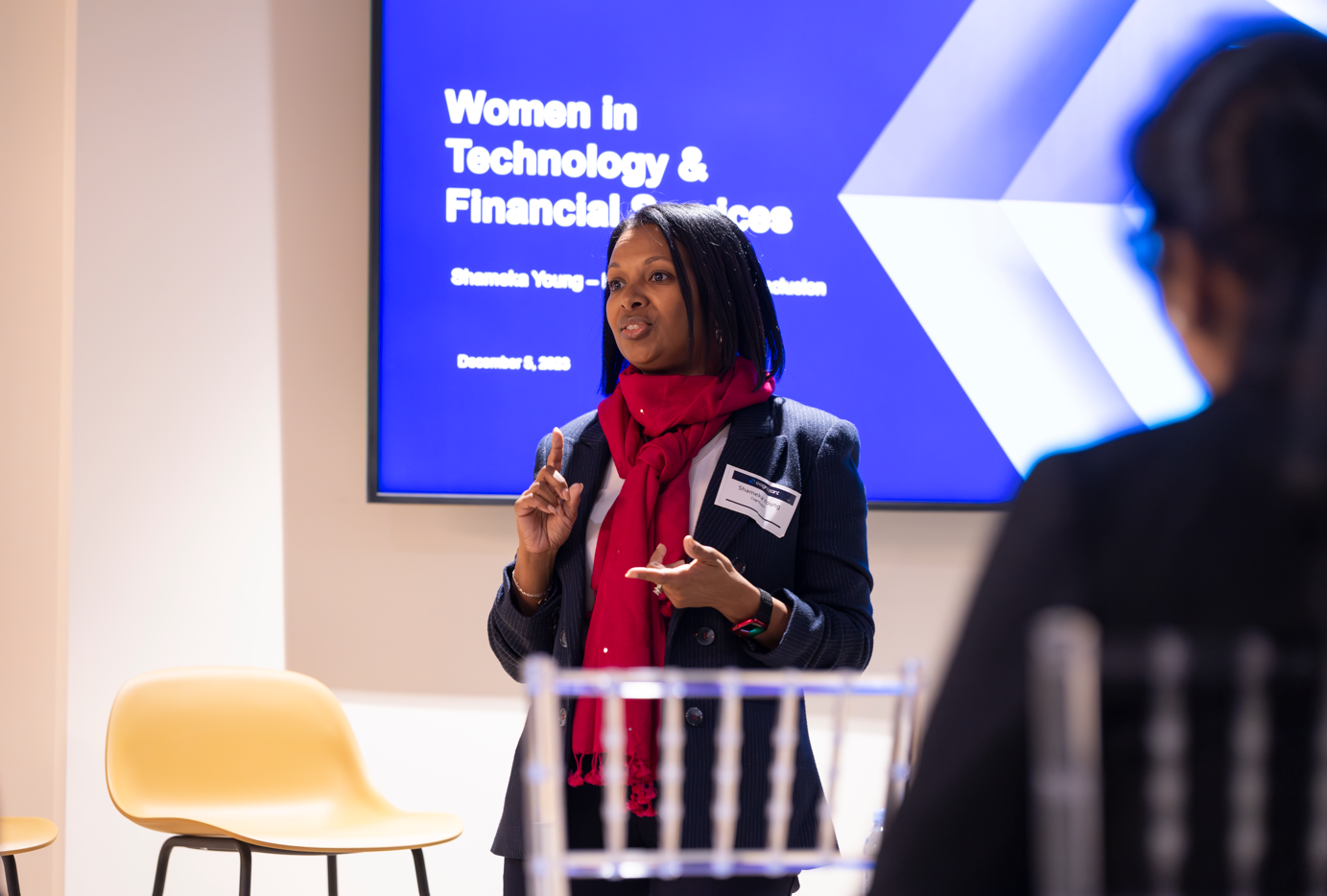 une personne debout devant un écran