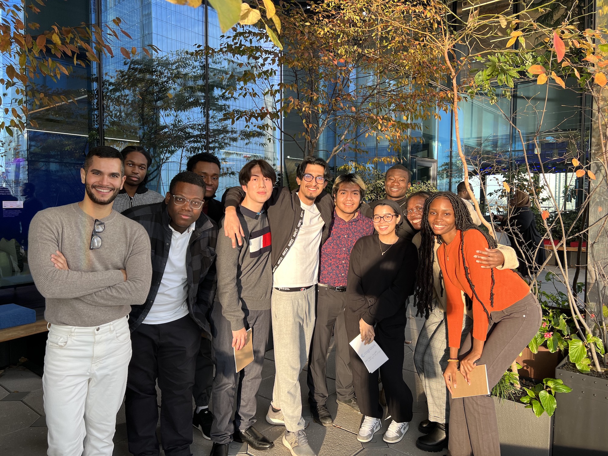 um grupo de pessoas posando para uma foto