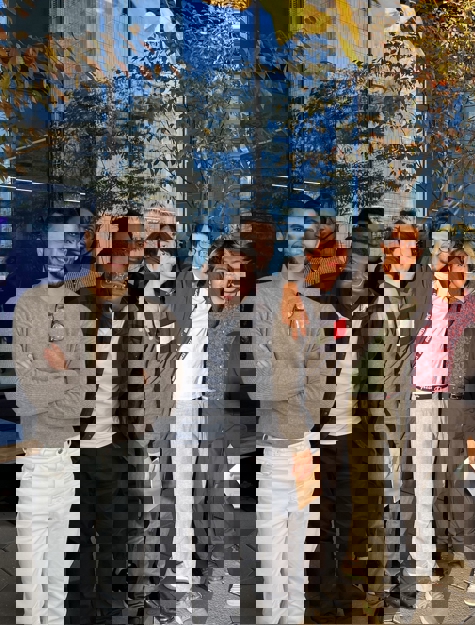 um grupo de pessoas posando para uma foto