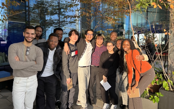 un groupe de personnes posant pour une photo