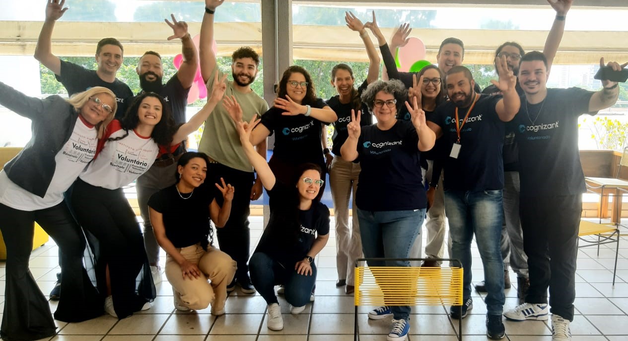um grupo de pessoas posando para uma foto