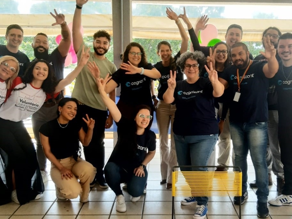 um grupo de pessoas posando para uma foto
