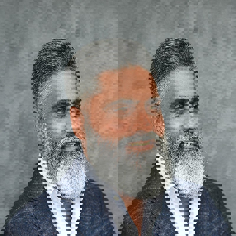 une personne avec une barbe
