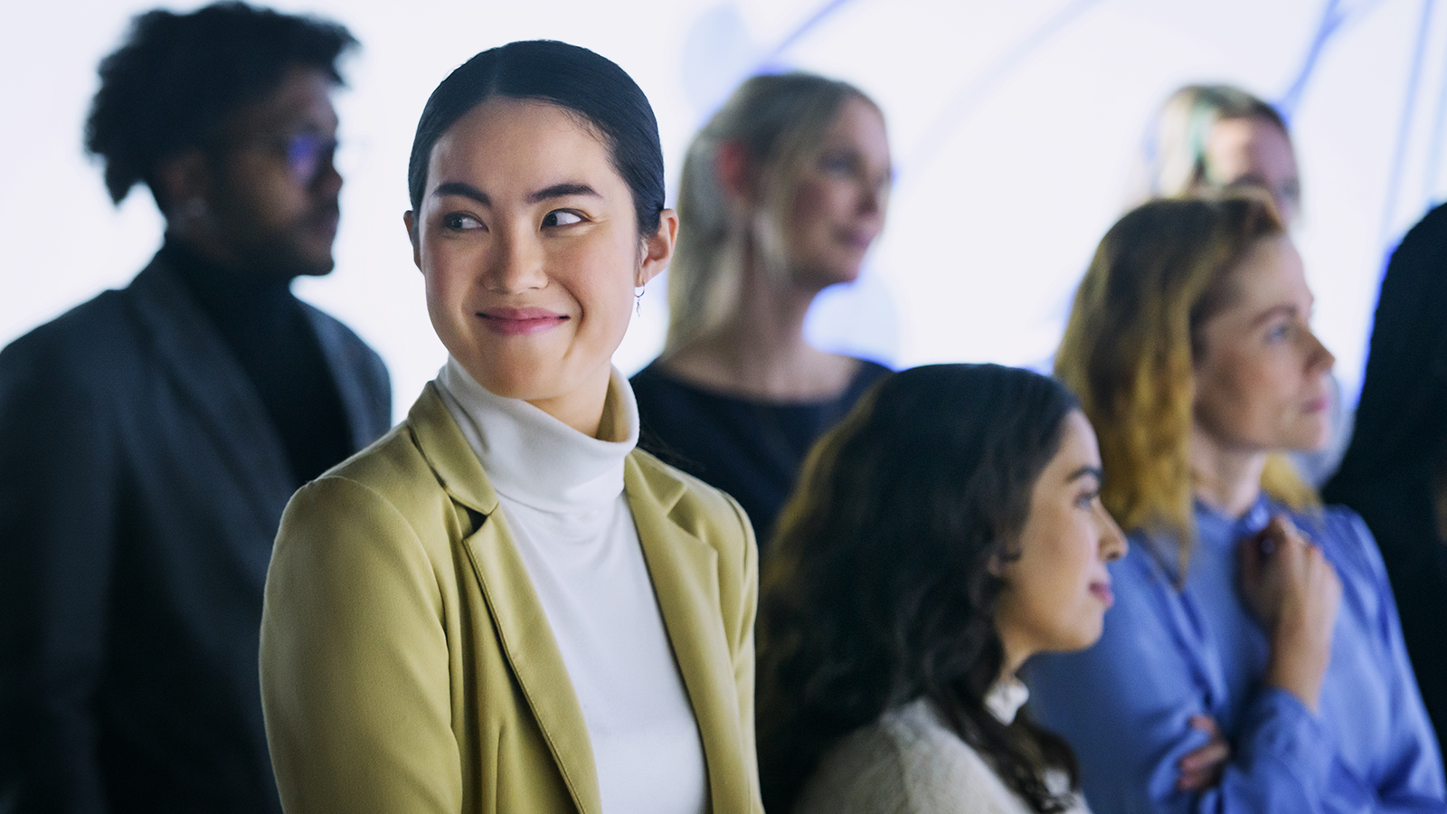 une personne dans un col roulé blanc et une veste jaune