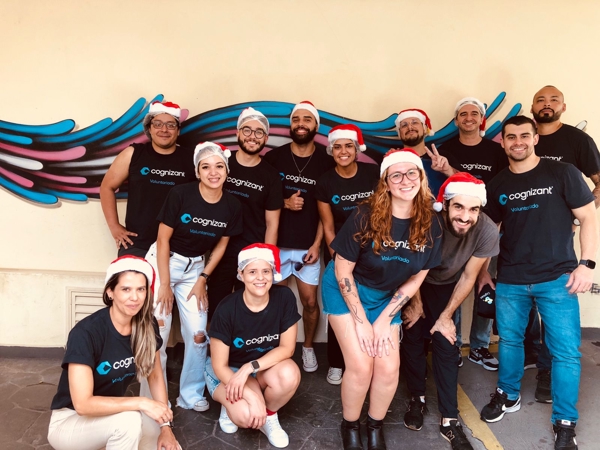 Um grupo de pessoas usando chapéus de Papai Noel e sorrindo