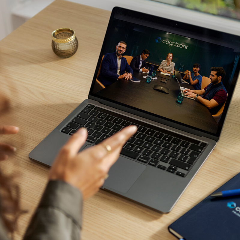 Una persona mirando la pantalla de una computadora portátil