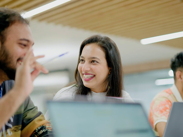 una persona sonriéndole a una persona