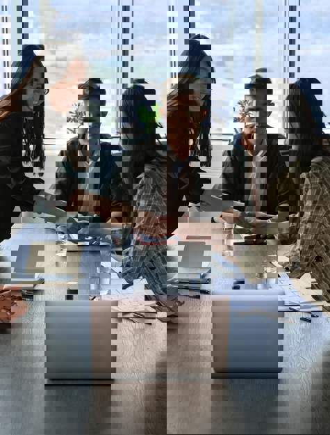 กลุ่มคนจับมือกันรอบโต๊ะ