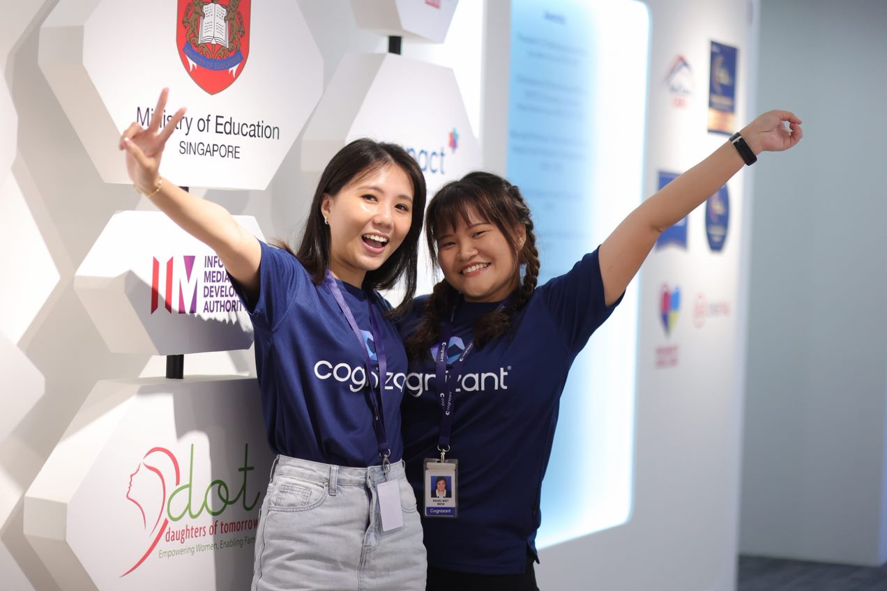 写真のポーズをとる2人の女性
