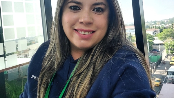 Una persona tomándose una selfie