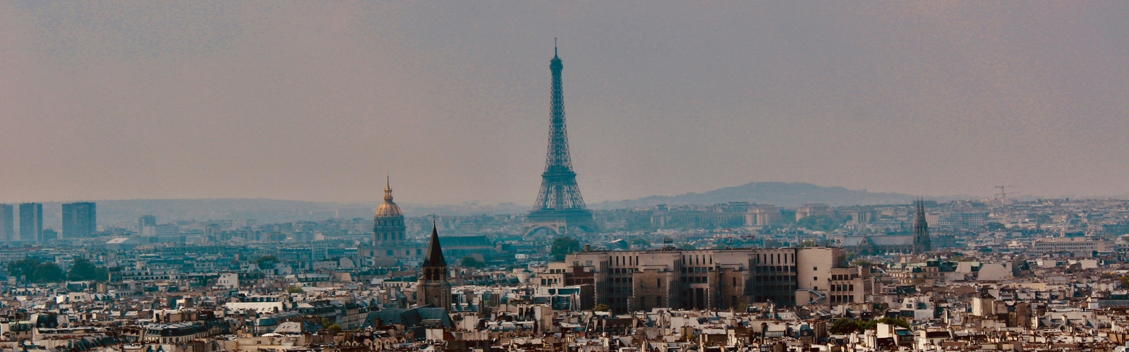 Une ville avec une grande tour au loin