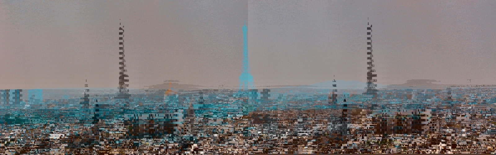 Une ville avec une grande tour au loin