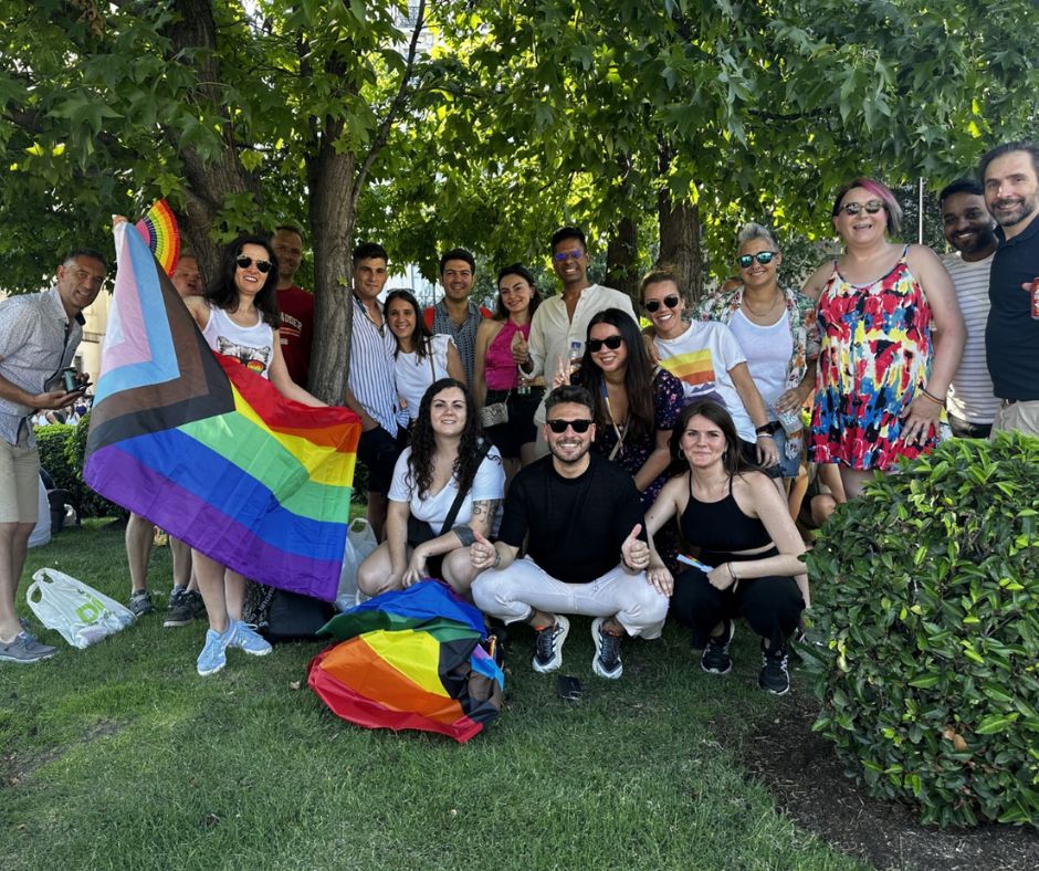 Eine Gruppe von Menschen, die für ein Foto posieren