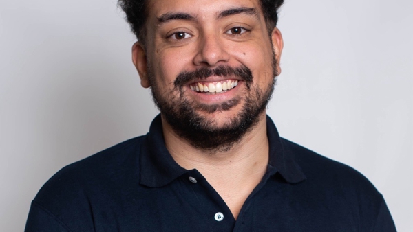una persona sonriendo para una foto