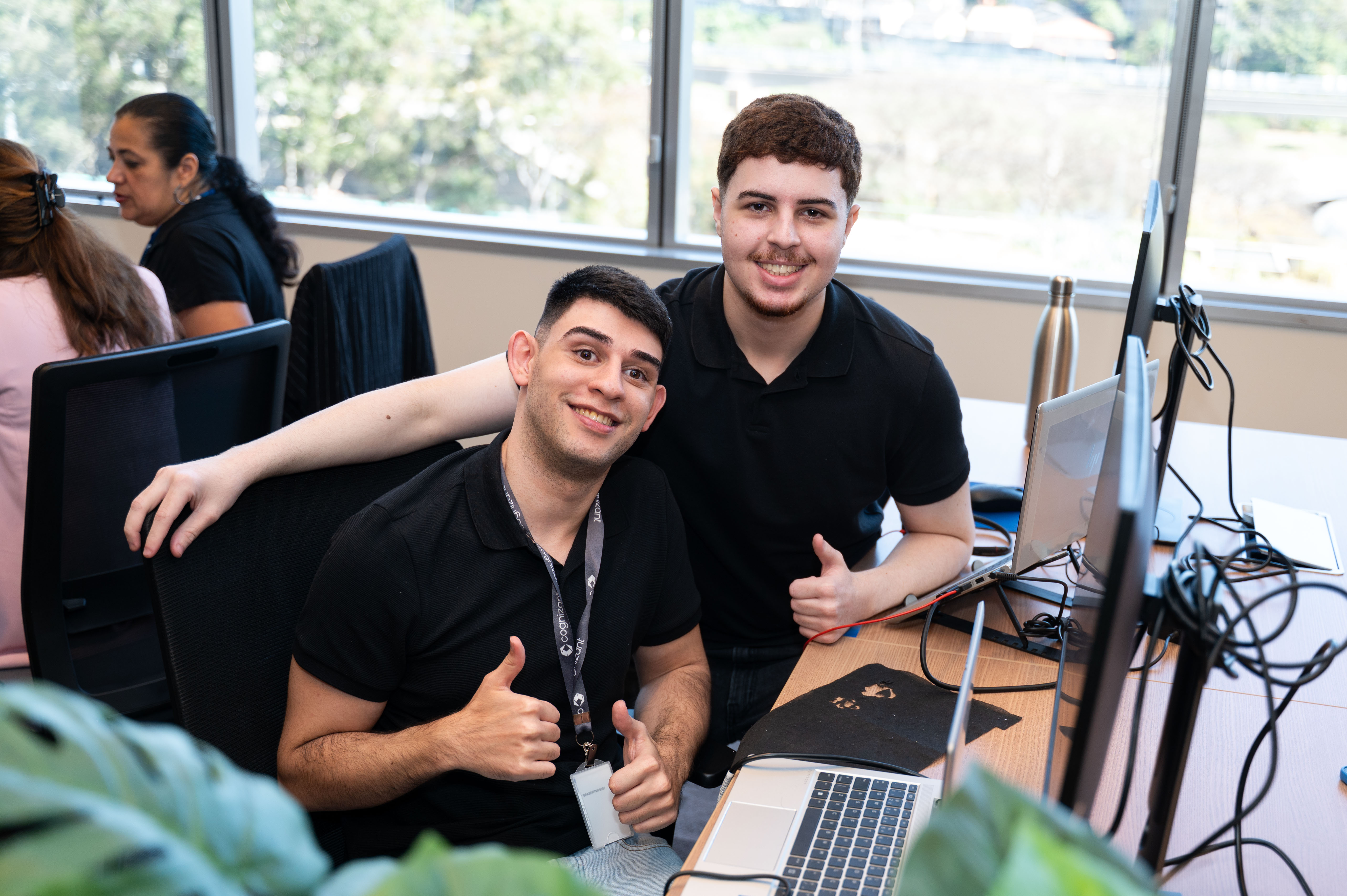dois homens, sentando, em, um, mesa, com, computadores