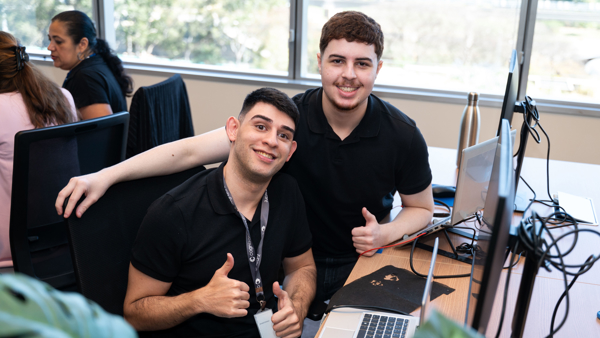 dois homens, sentando, em, um, mesa, com, computadores