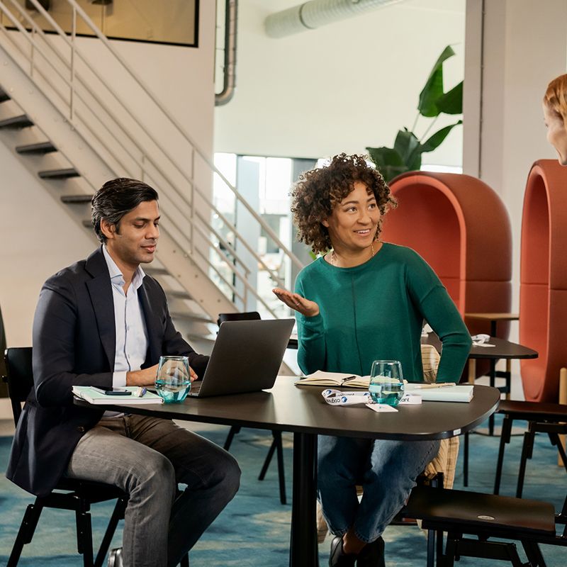 un groupe de personnes assises à une table