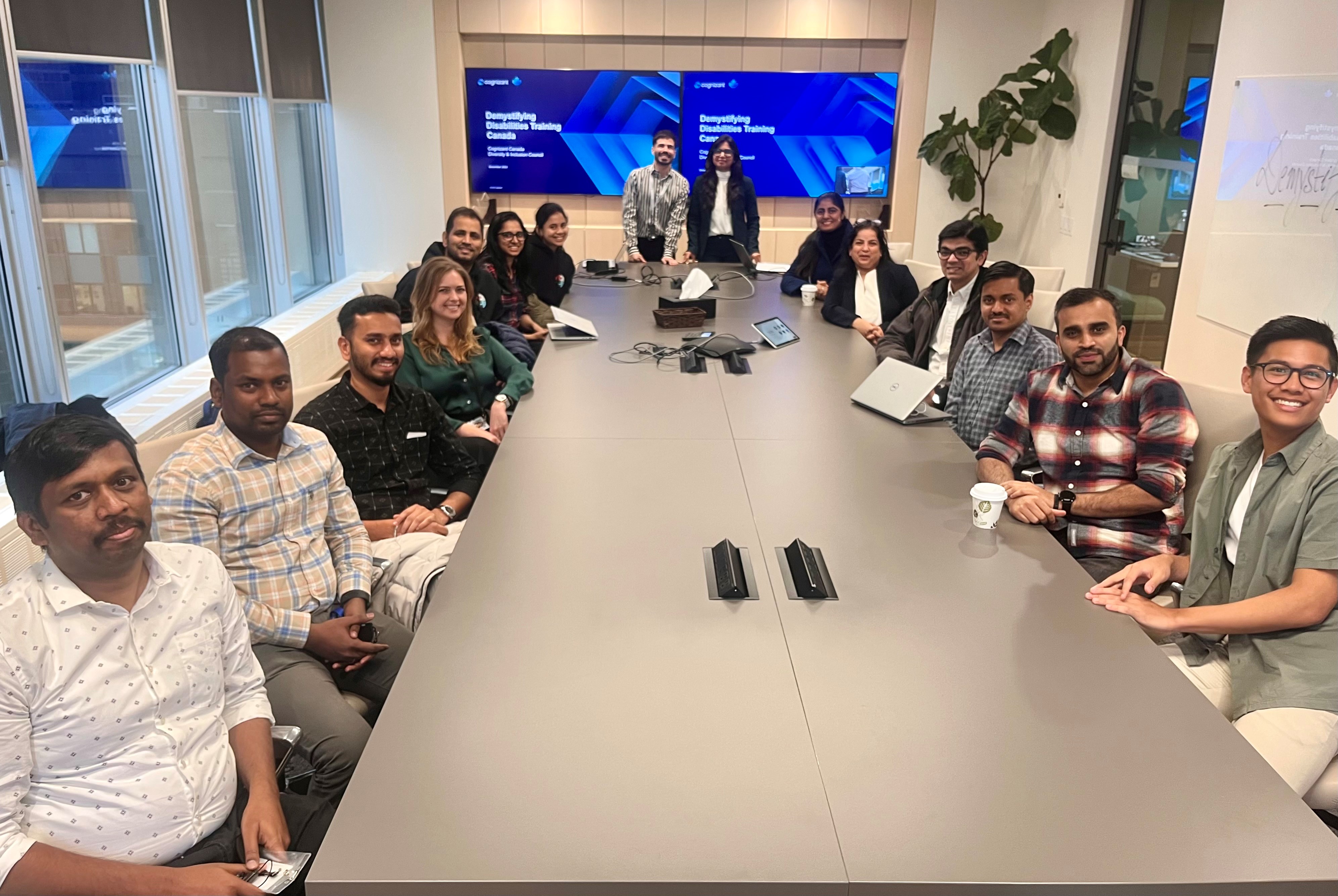 un groupe de personnes assises autour d’une longue table