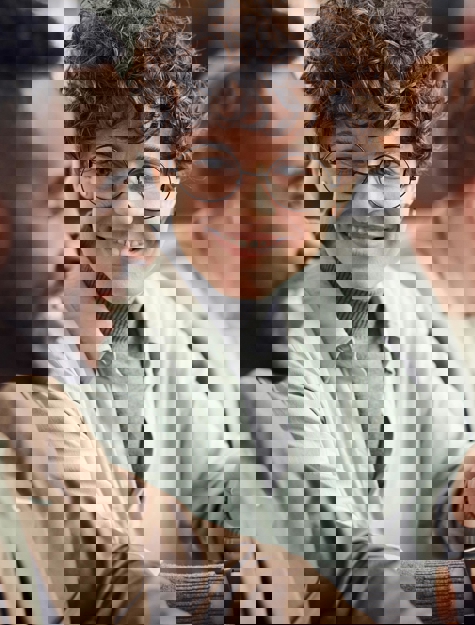 un groupe de personnes assises à une table