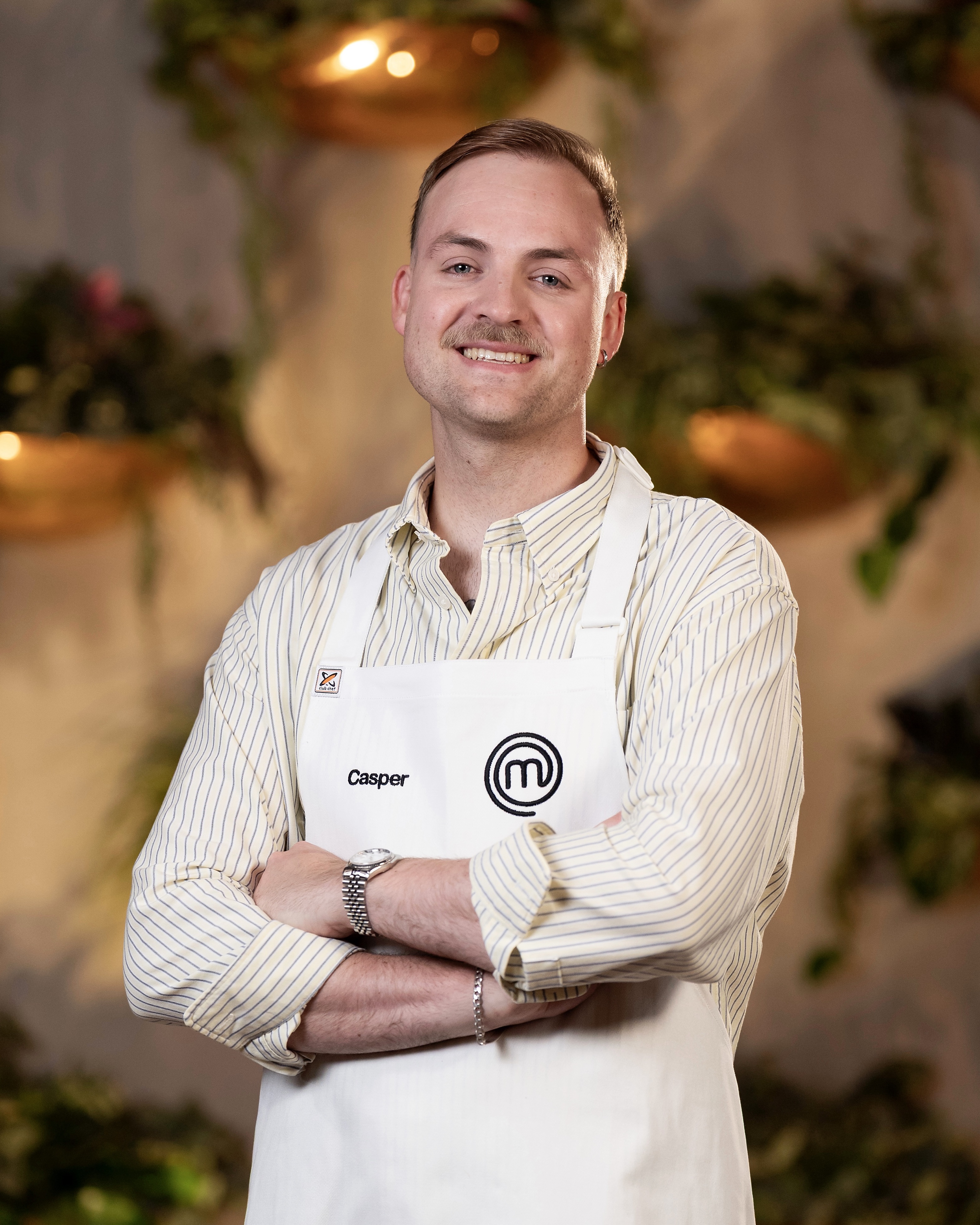a person wearing a white apron