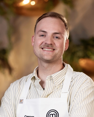 a person wearing a white apron