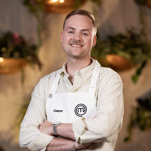 a person wearing a white apron